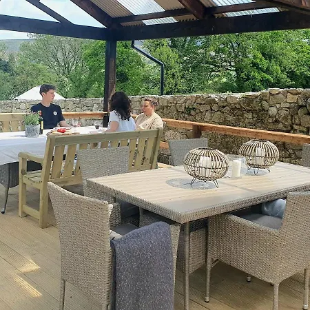 The Walled Garden Yurt טולו