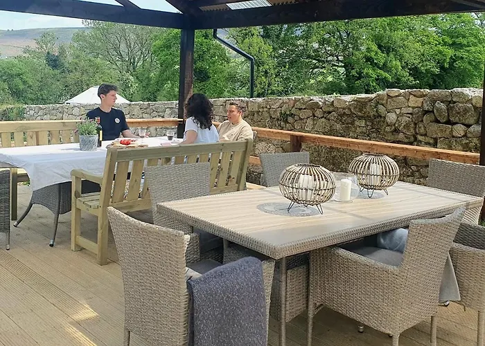 The Walled Garden Yurt טולו