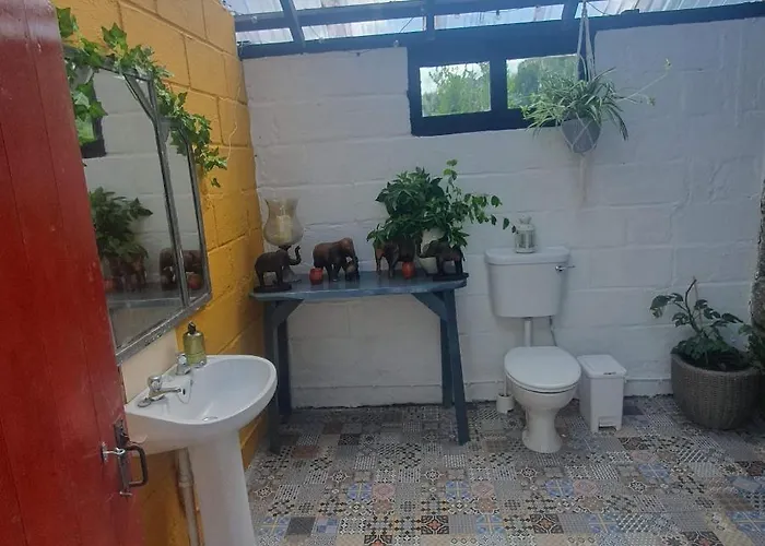 The Walled Garden Yurt אוהל מפואר *