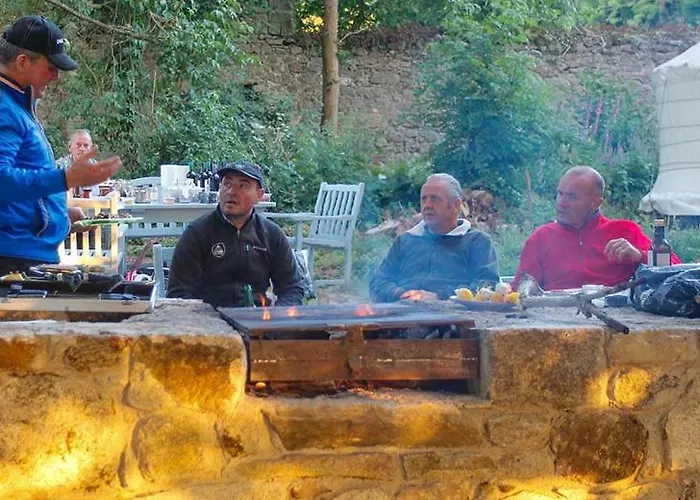 The Walled Garden Yurt אוהל מפואר